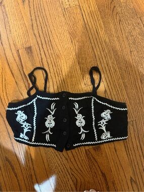 Black and white crop top, fits like xs